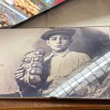 �A fondare l�attivit� fu il mio bisnonno Giovanni � racconta il proprietario �. Il locale fu poi trasformato in un panificio da mio nonno Luigi che si trasfer� in questa sede�. A questo proposito ci mostra una foto di quest�ultimo con una pagnotta tra le mani...